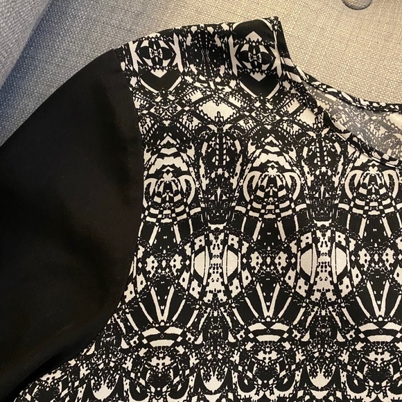 Cute patterned top - Picture 2 of 2